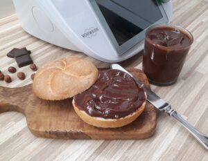 Nutella zrobiona w domu z orzechów i czekolady - Thermomix robi robotę.